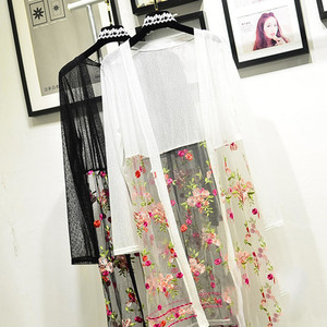 Красива и удобна дамска жилетка в бял и черен цвят с бродерия на цветя