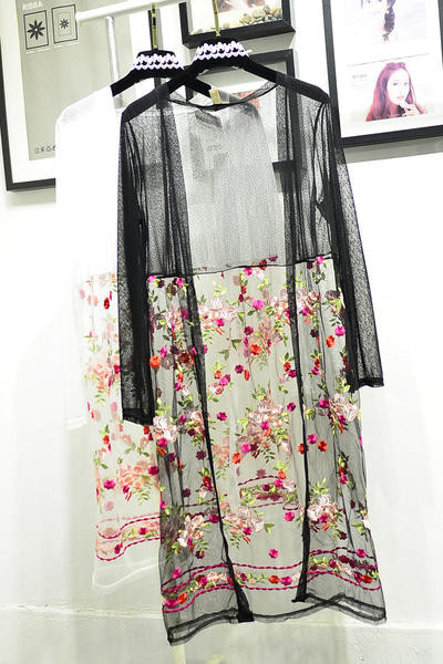 Красива и удобна дамска жилетка в бял и черен цвят с бродерия на цветя