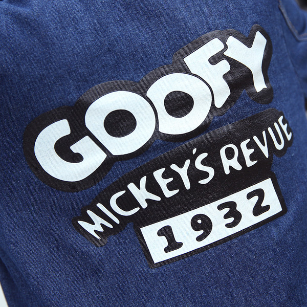 Ένα μακρύ γυναικείο μπουφάν τζην  με μπλε εγχάρακτη επιγραφή