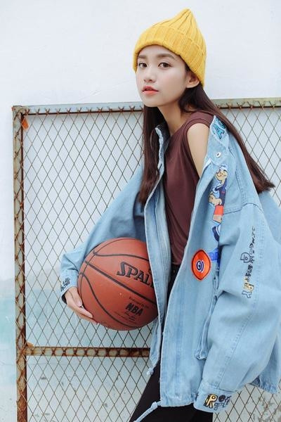 Κομψό τζιν  γυναικείο μπουφάν με freestyle  με ανοιχτόχρωμες εικόνες