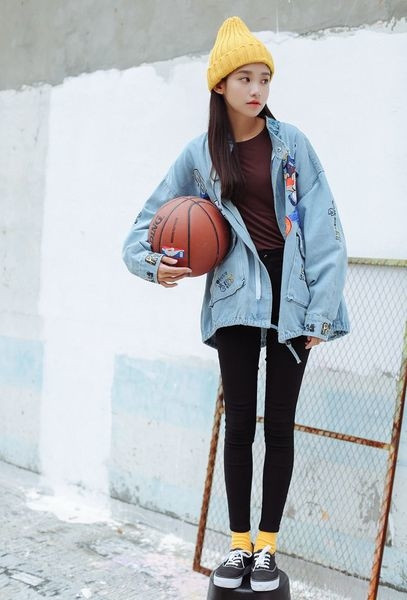 Κομψό τζιν  γυναικείο μπουφάν με freestyle  με ανοιχτόχρωμες εικόνες