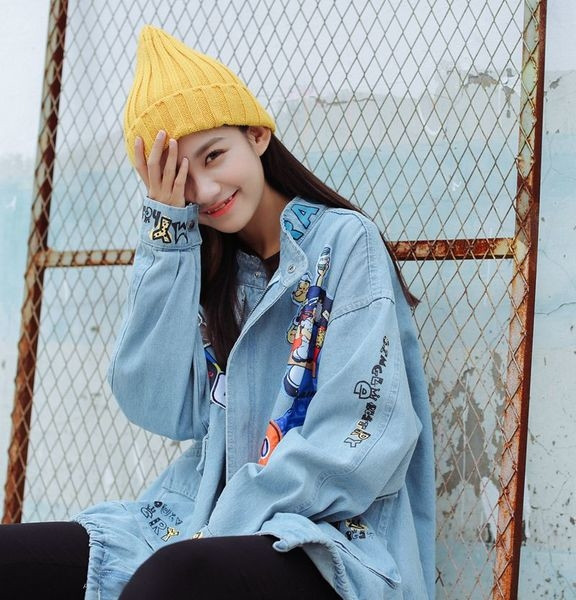 Κομψό τζιν  γυναικείο μπουφάν με freestyle  με ανοιχτόχρωμες εικόνες