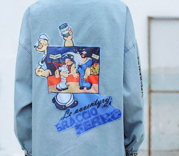 Κομψό τζιν  γυναικείο μπουφάν με freestyle  με ανοιχτόχρωμες εικόνες