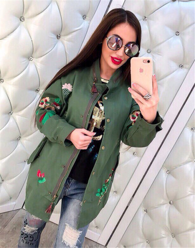 Μοναδικό γυναικείο μπουφάν με ενδιαφέρον κέντημα, κατάλληλο για δροσερά πρωινά
