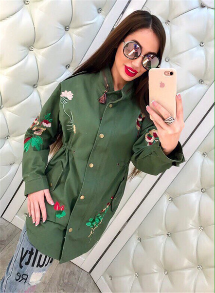 Μοναδικό γυναικείο μπουφάν με ενδιαφέρον κέντημα, κατάλληλο για δροσερά πρωινά