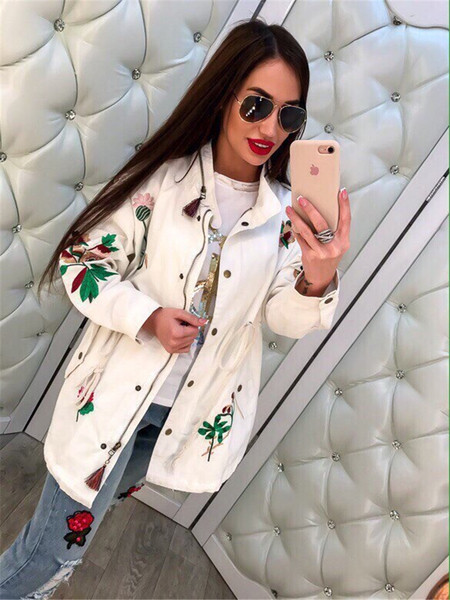 Μοναδικό γυναικείο μπουφάν με ενδιαφέρον κέντημα, κατάλληλο για δροσερά πρωινά