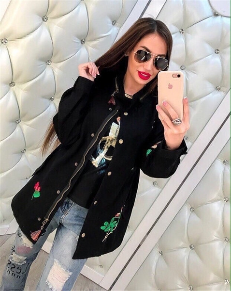 Μοναδικό γυναικείο μπουφάν με ενδιαφέρον κέντημα, κατάλληλο για δροσερά πρωινά