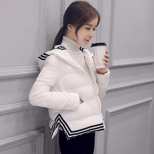 Ζεστό κοντό  γυναικείο μπουφάν σε δύο χρώματα με κουκούλα