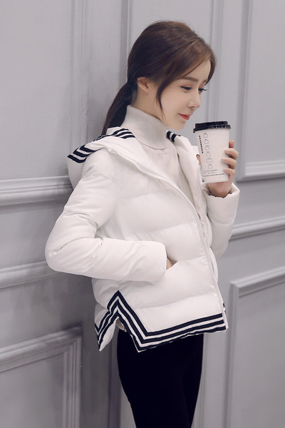 Ζεστό κοντό  γυναικείο μπουφάν σε δύο χρώματα με κουκούλα