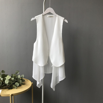 Κομψό γυναικείο γιλέκο σε λευκό και μαύρο χρώμα