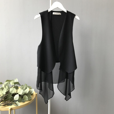 Κομψό γυναικείο γιλέκο σε λευκό και μαύρο χρώμα