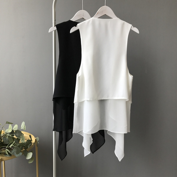 Κομψό γυναικείο γιλέκο σε λευκό και μαύρο χρώμα