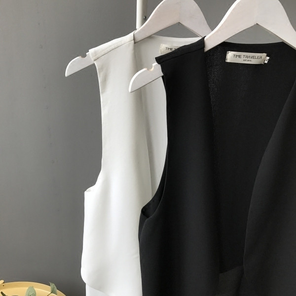 Κομψό γυναικείο γιλέκο σε λευκό και μαύρο χρώμα