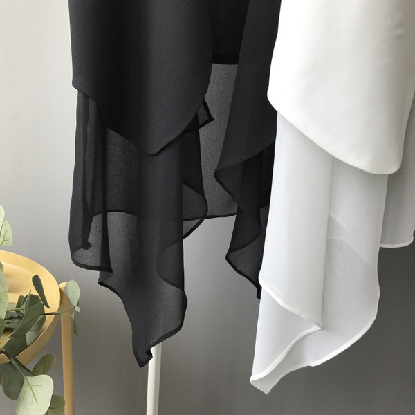 Κομψό γυναικείο γιλέκο σε λευκό και μαύρο χρώμα