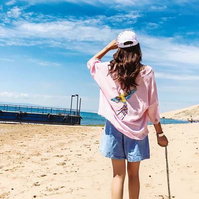 Απαλό  γυναικείο πουλόβερ σε freestyle κεντήματα σε ροζ χρώμα