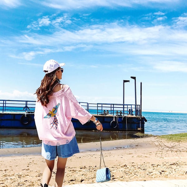 Απαλό  γυναικείο πουλόβερ σε freestyle κεντήματα σε ροζ χρώμα