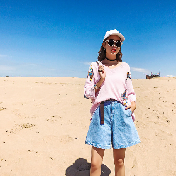 Απαλό  γυναικείο πουλόβερ σε freestyle κεντήματα σε ροζ χρώμα