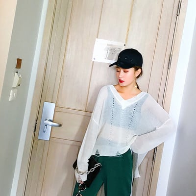 Όμορφο γυναικείο πουλόβερ V-neckline σε λευκό χρώμα