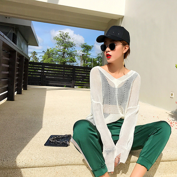 Όμορφο γυναικείο πουλόβερ V-neckline σε λευκό χρώμα