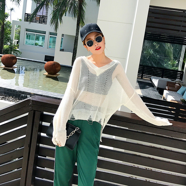 Όμορφο γυναικείο πουλόβερ V-neckline σε λευκό χρώμα