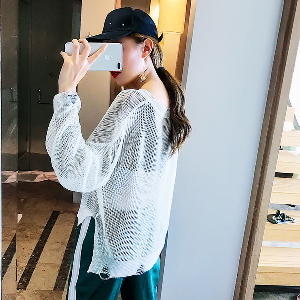 Όμορφο γυναικείο πουλόβερ V-neckline σε λευκό χρώμα