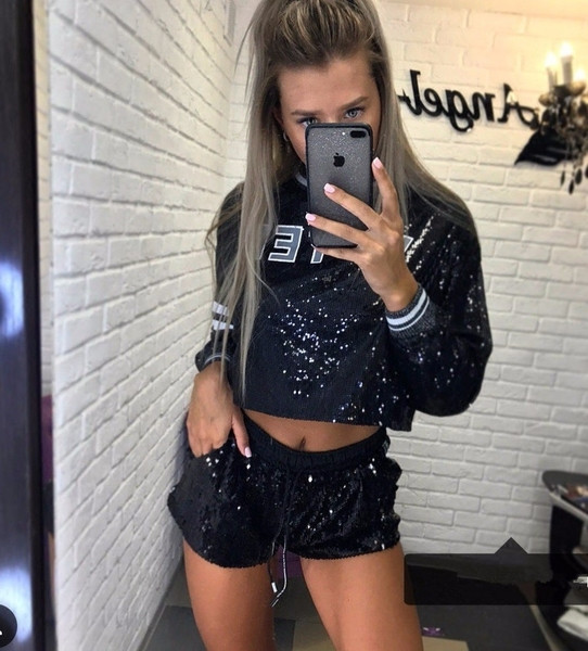 Γυναικεία γυαλιστερά  σορτς σε ασημί και μαύρο χρώμα