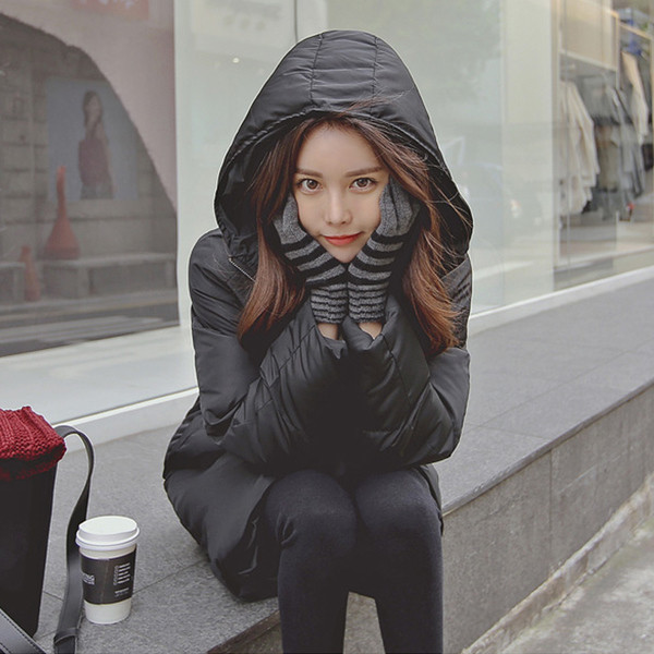 Ζεστό και άνετο χειμωνιάτικο γυναικείο μπουφάν με κουκούλα σε καθαρό μοτίβο