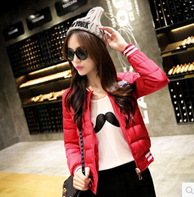 Спортно късо яке за дамите в няколко цвята с апликации