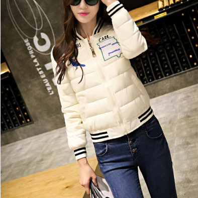 Спортно късо яке за дамите в няколко цвята с апликации