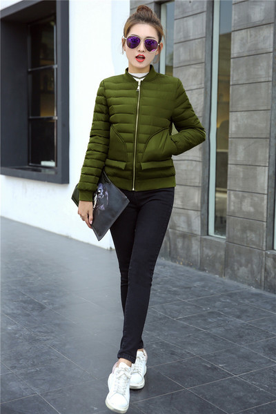 Κομψό κοντό γυναικείο μπουφάν σε καθαρό σχέδιο σε διάφορα χρώματα