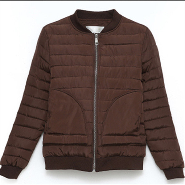 Κομψό κοντό γυναικείο μπουφάν σε καθαρό σχέδιο σε διάφορα χρώματα