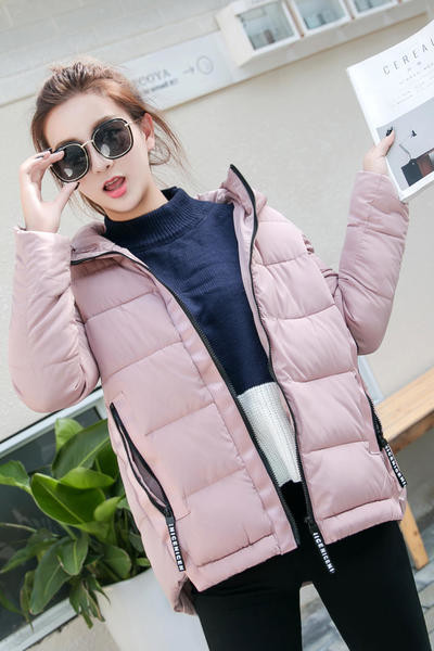 Ένα ενδιαφέρον μοντέλο χειμερινό  γυναικείο μπουφάν  με κουκούλα σε τέσσερα χρώματα