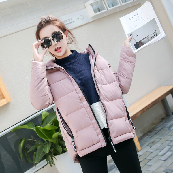 Ένα ενδιαφέρον μοντέλο χειμερινό  γυναικείο μπουφάν  με κουκούλα σε τέσσερα χρώματα