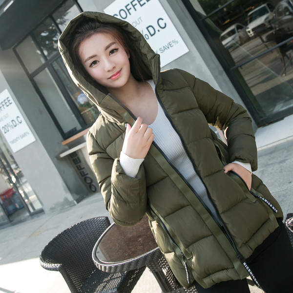 Ένα ενδιαφέρον μοντέλο χειμερινό  γυναικείο μπουφάν  με κουκούλα σε τέσσερα χρώματα