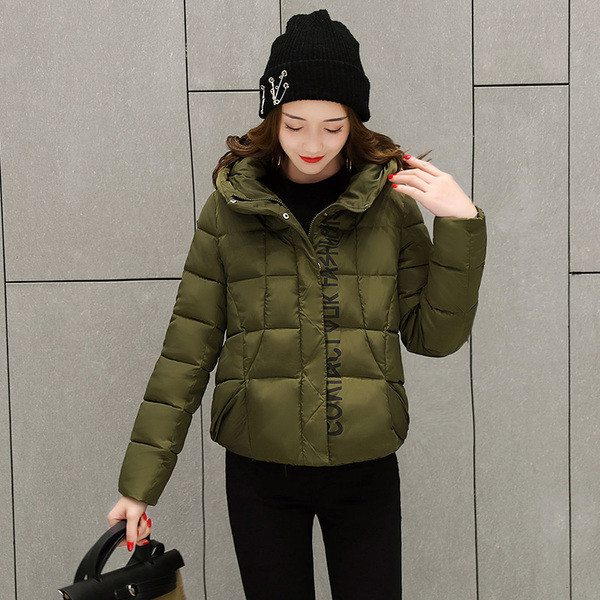 Γυναικείο σύντομο μπουφάν  σε διάφορα χρώματα με κουκούλα και επιγραφή