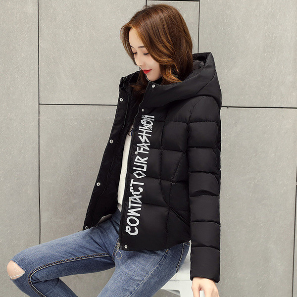 Γυναικείο σύντομο μπουφάν  σε διάφορα χρώματα με κουκούλα και επιγραφή