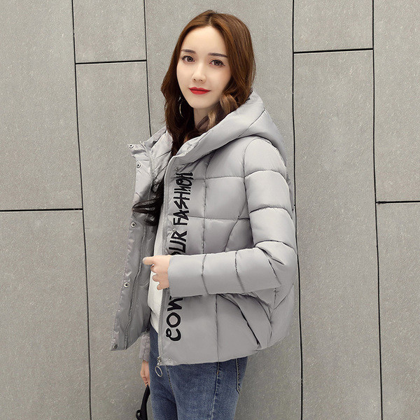 Γυναικείο σύντομο μπουφάν  σε διάφορα χρώματα με κουκούλα και επιγραφή