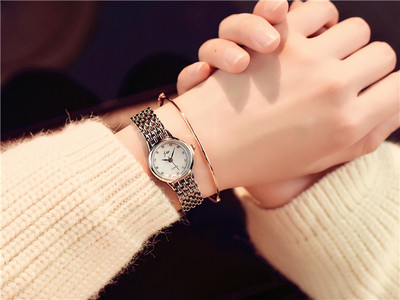 Κομψό γυναικείο ρολόι με ενδιαφέρον μεταλλικό λουρί