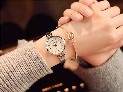 Κομψό γυναικείο ρολόι με ενδιαφέρον μεταλλικό λουρί