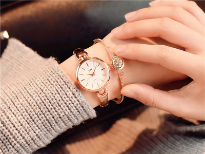 Κομψό γυναικείο ρολόι με ενδιαφέρον μεταλλικό λουρί