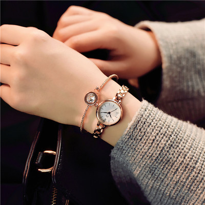 Κομψό γυναικείο ρολόι με ενδιαφέρον μεταλλικό λουρί