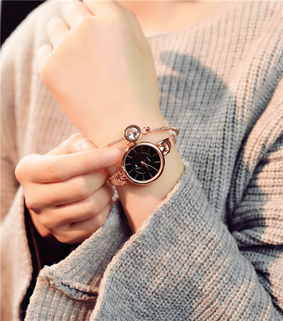 Κομψό γυναικείο ρολόι με ενδιαφέρον μεταλλικό λουρί