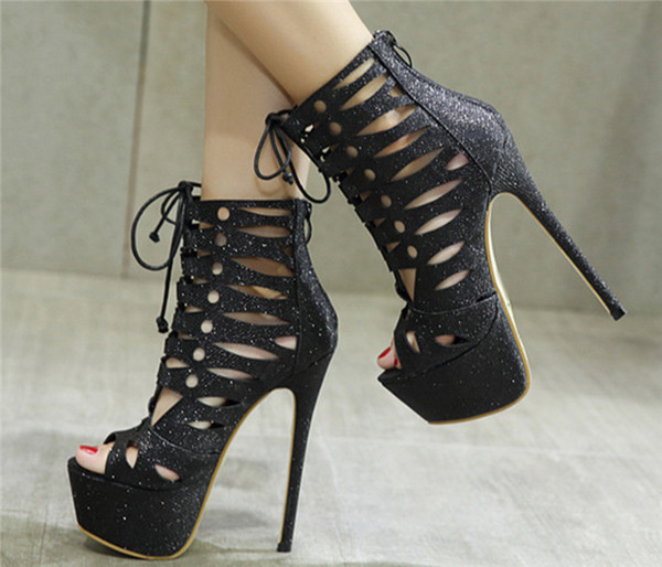 Γυναικεία σανδάλια με ύψος  τακουνιόυ 16εκ με ενδιαφέρουσες συνδέσεις και ψηλή πλατφόρμα σε μαύρο χρώμα