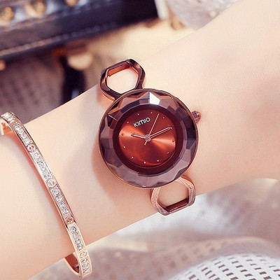 Модерен дамски часовник с аналогов дисплей