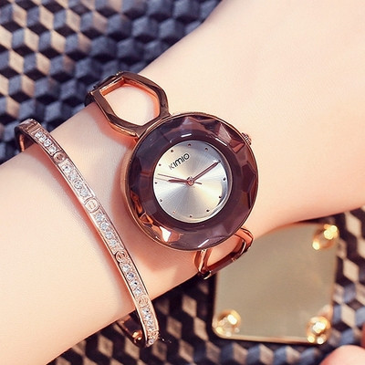 Модерен дамски часовник с аналогов дисплей