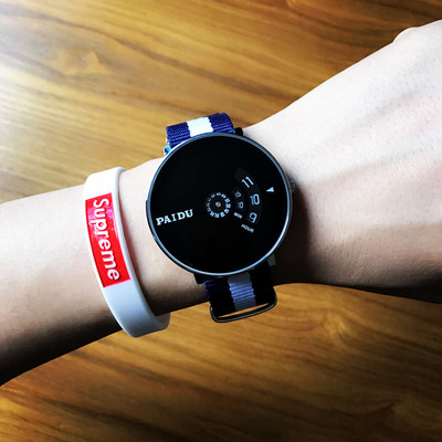 Κομψό ανδρικό ρολόι με ενδιαφέρον σχέδιο