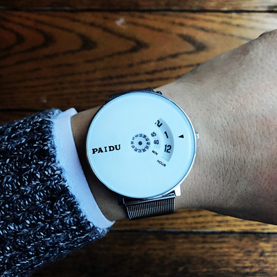 Κομψό ανδρικό ρολόι με ενδιαφέρον σχέδιο