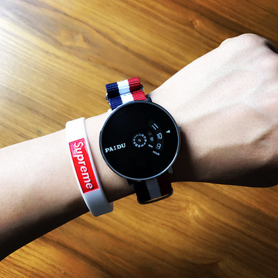 Κομψό ανδρικό ρολόι με ενδιαφέρον σχέδιο