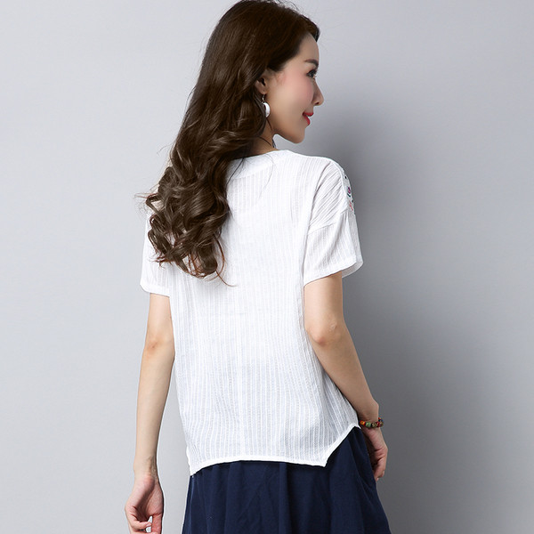 Γυναικεία  μπλούζα σε τρία χρώματα με κεντήματα