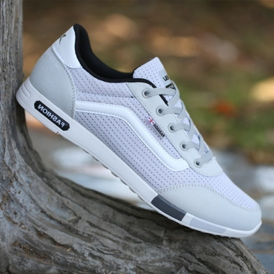 Πολλά διαφορετικά μοντέλα ανδρικά πάνινα παπούτσια